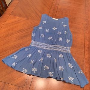 Sleeveless shirt with fitted waist